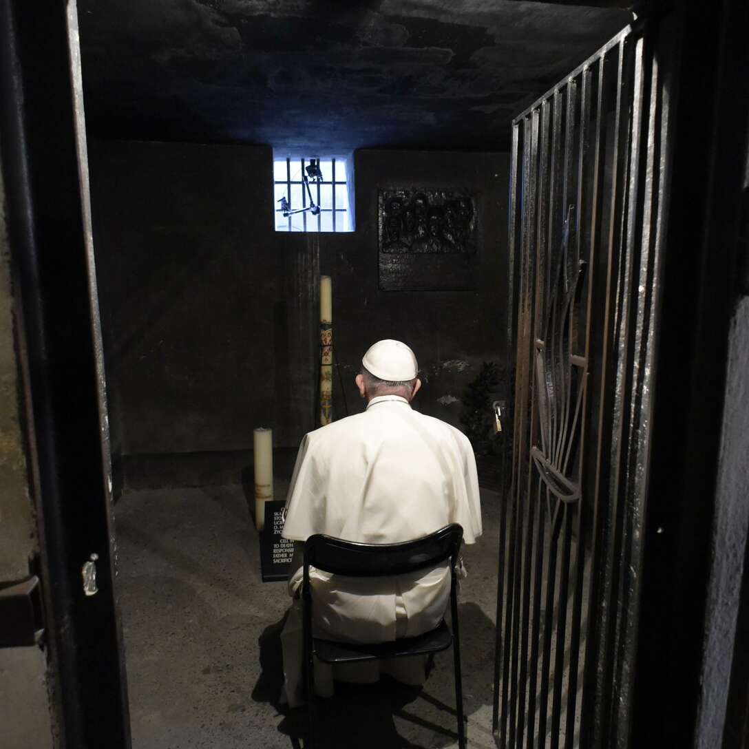 Foto Paus Fransiskus mengunjungi kamar kemartiran St Maximiliano Kolbe.
